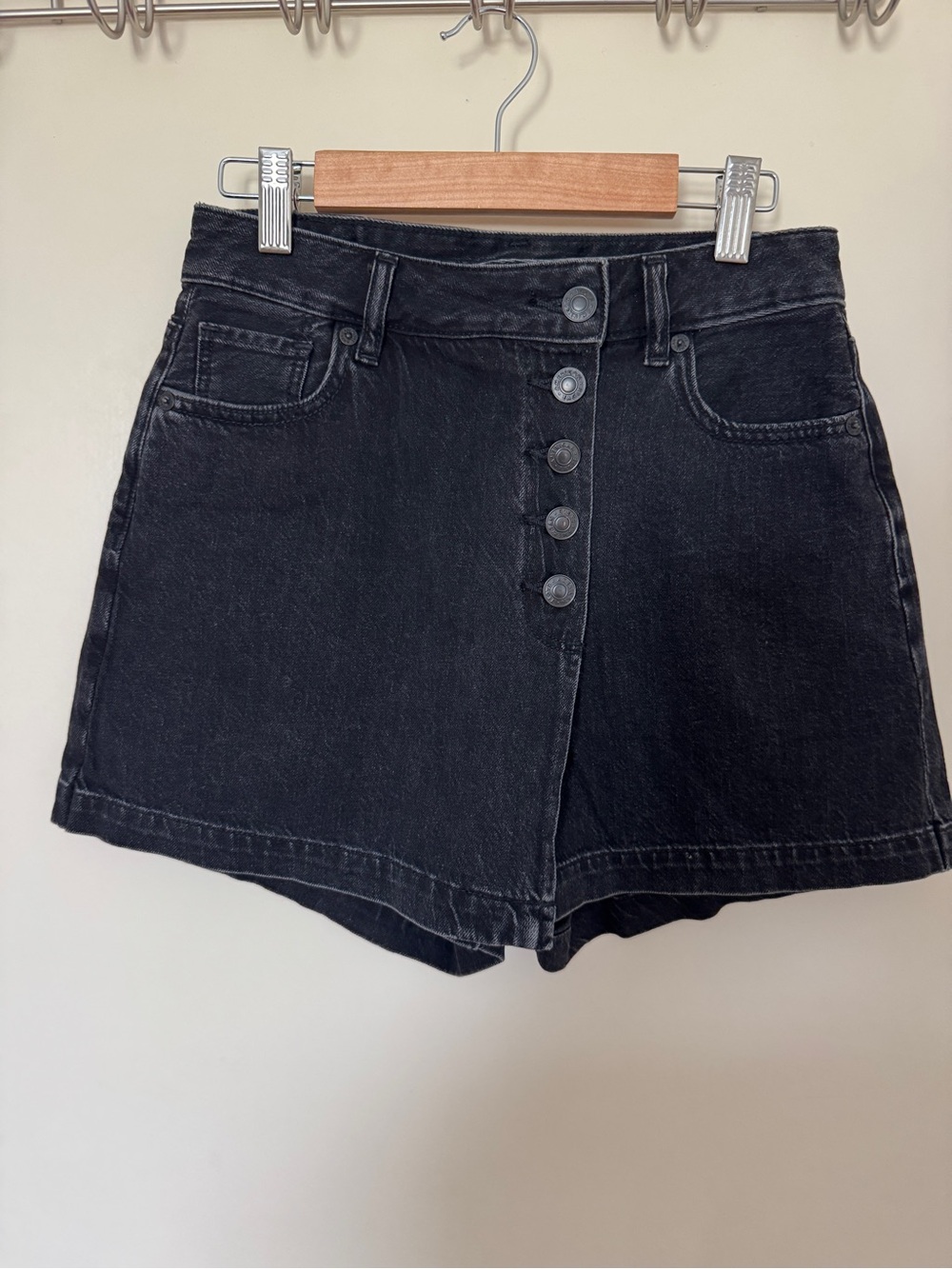 American Eagle Denim Mom Skort asymmetrical button front in washed black 0